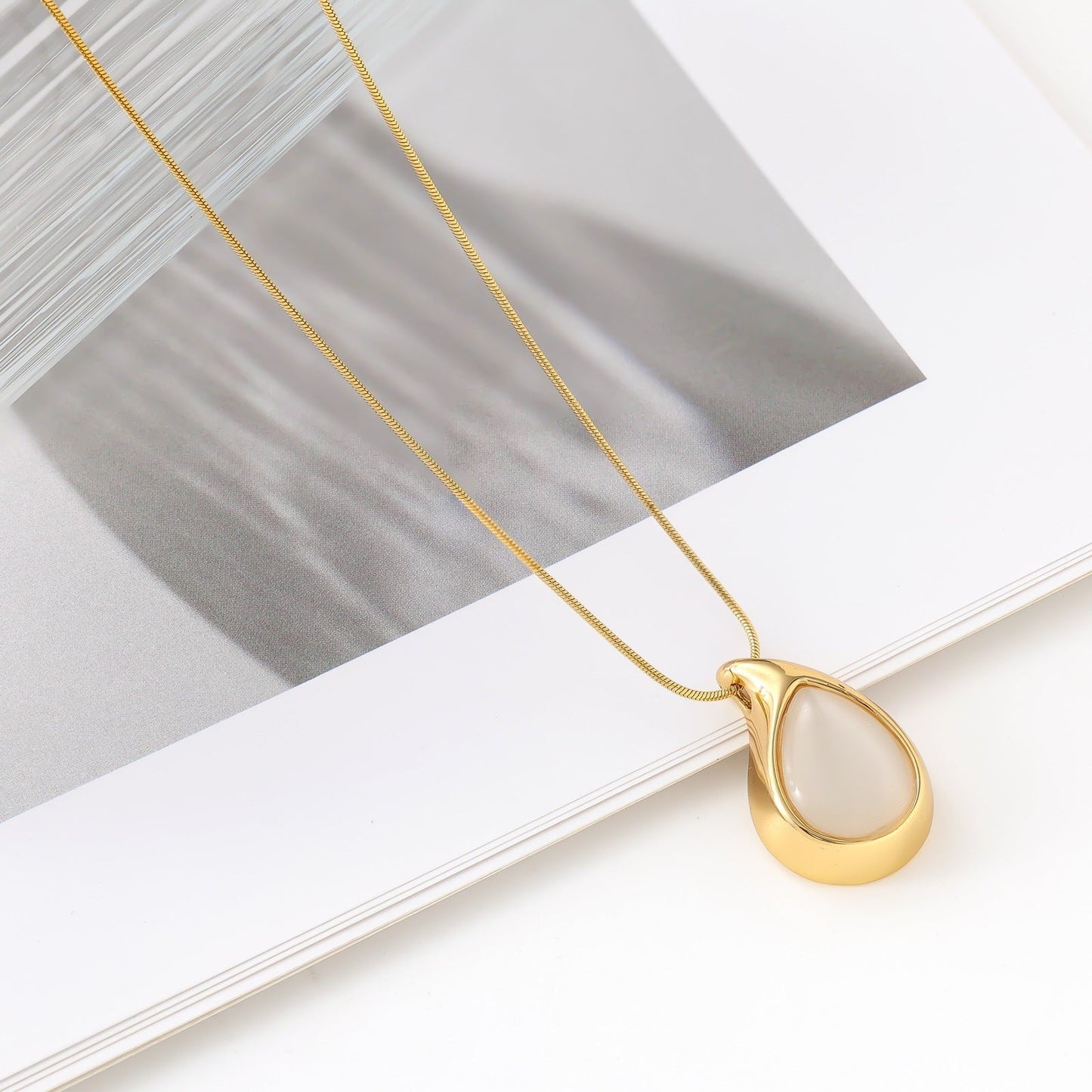 Retro Romantic Aura Advanced Light Luxury Natural Stone Gold-plated Long Necklace