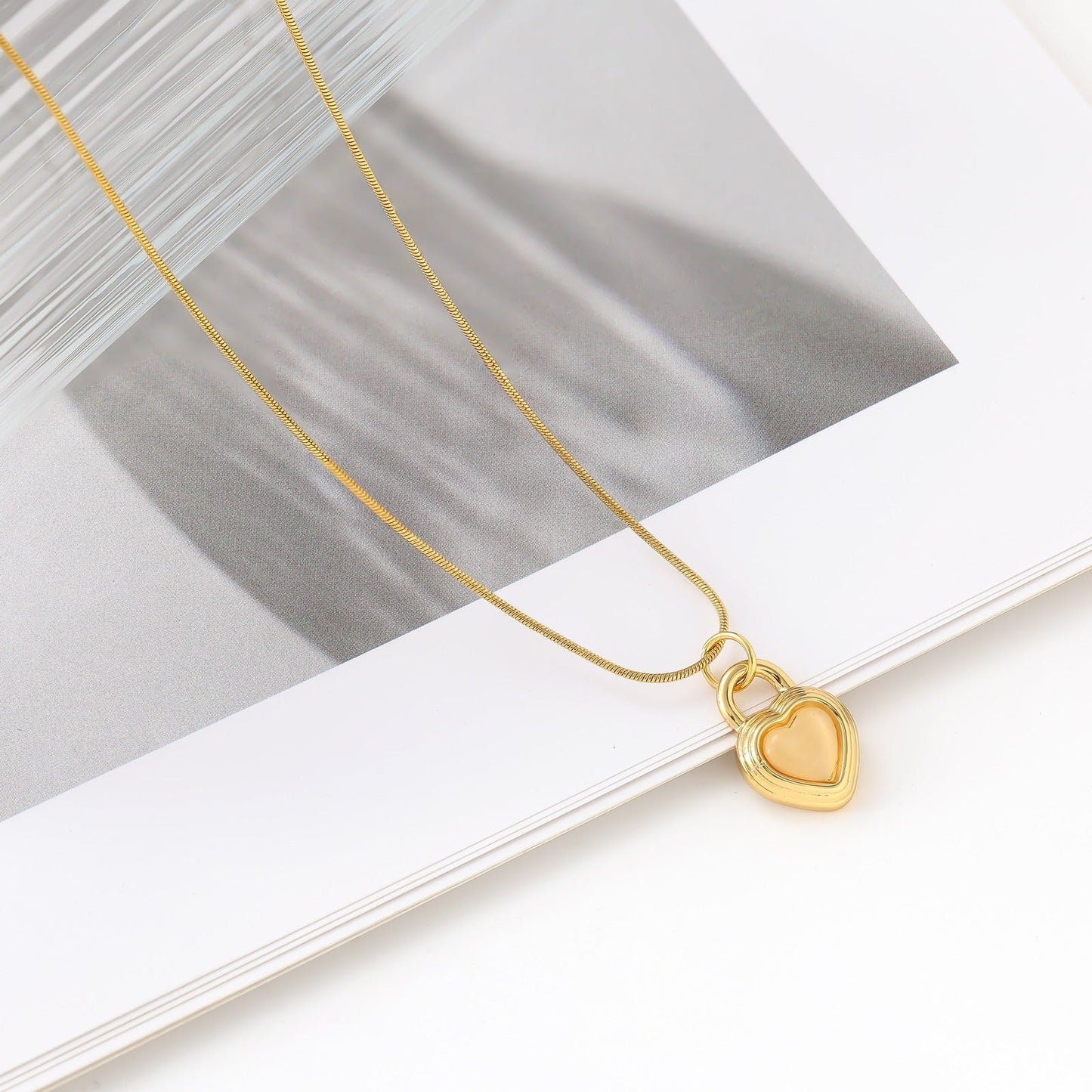 Retro Romantic Aura Advanced Light Luxury Natural Stone Gold-plated Long Necklace