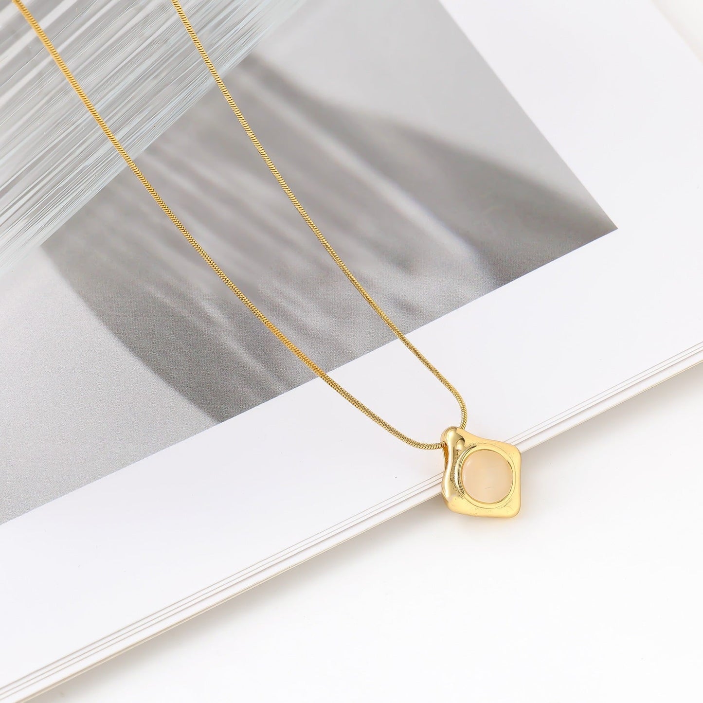 Retro Romantic Aura Advanced Light Luxury Natural Stone Gold-plated Long Necklace