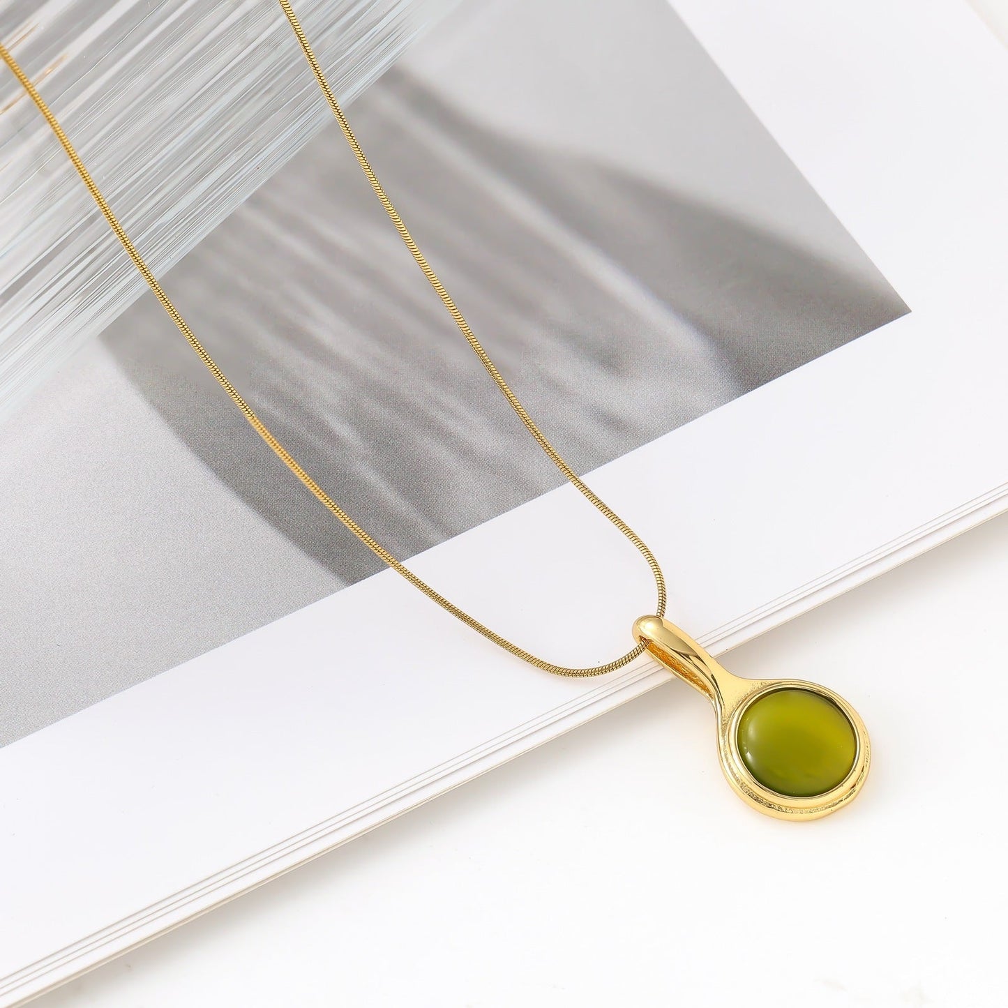 Retro Romantic Aura Advanced Light Luxury Natural Stone Gold-plated Long Necklace