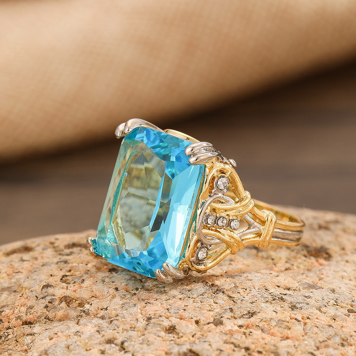 RETRO Geometric Hollow Inlaid Zircon Exquisite Ring